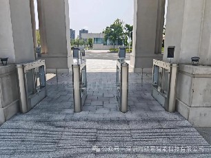 智慧校园标配：铁军智能校园人脸识别摆闸+一脸通解决方案全解析