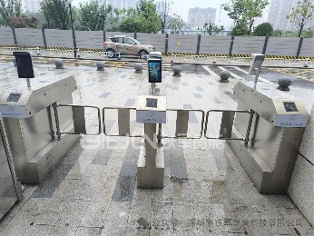校园出入口闸机如何选？摆闸、翼闸、速通门优缺点对比