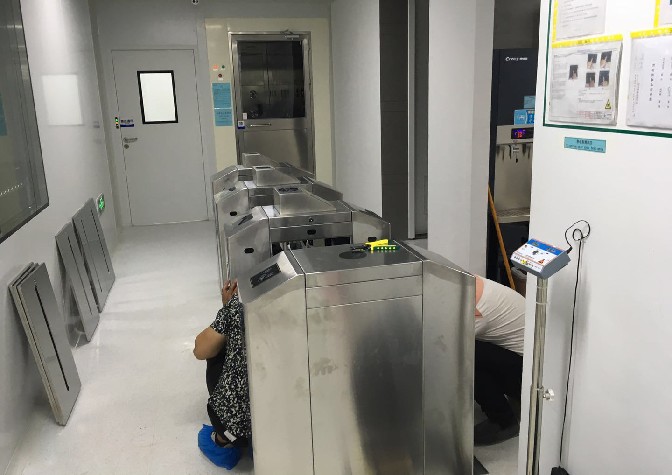 为什么电子厂无尘车间都要安装ESD防静电门禁闸机？