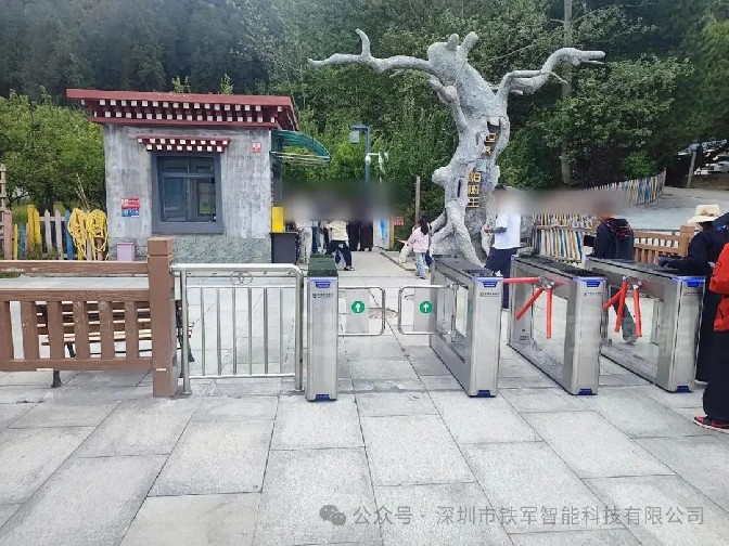 一台景区自助检票闸机替代三个窗口——景区智能票务系统的效率革命