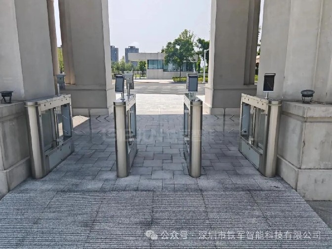 智慧校园标配：铁军智能校园人脸识别摆闸+一脸通解决方案全解析