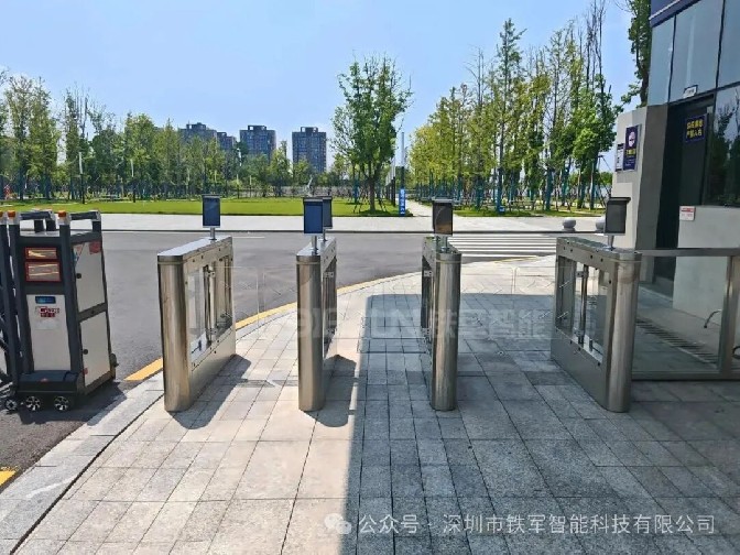 校园防尾随、防代刷：铁军智能校园人脸识别人行通道闸如何做到精准管控
