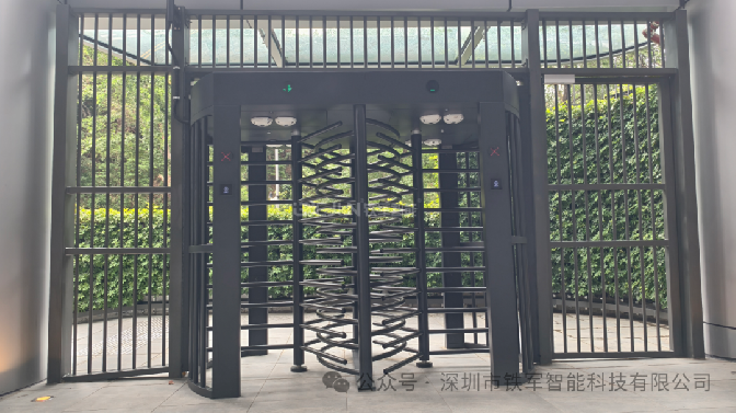 全高转闸与三辊闸组合方案：实现人车分流与高安全管控