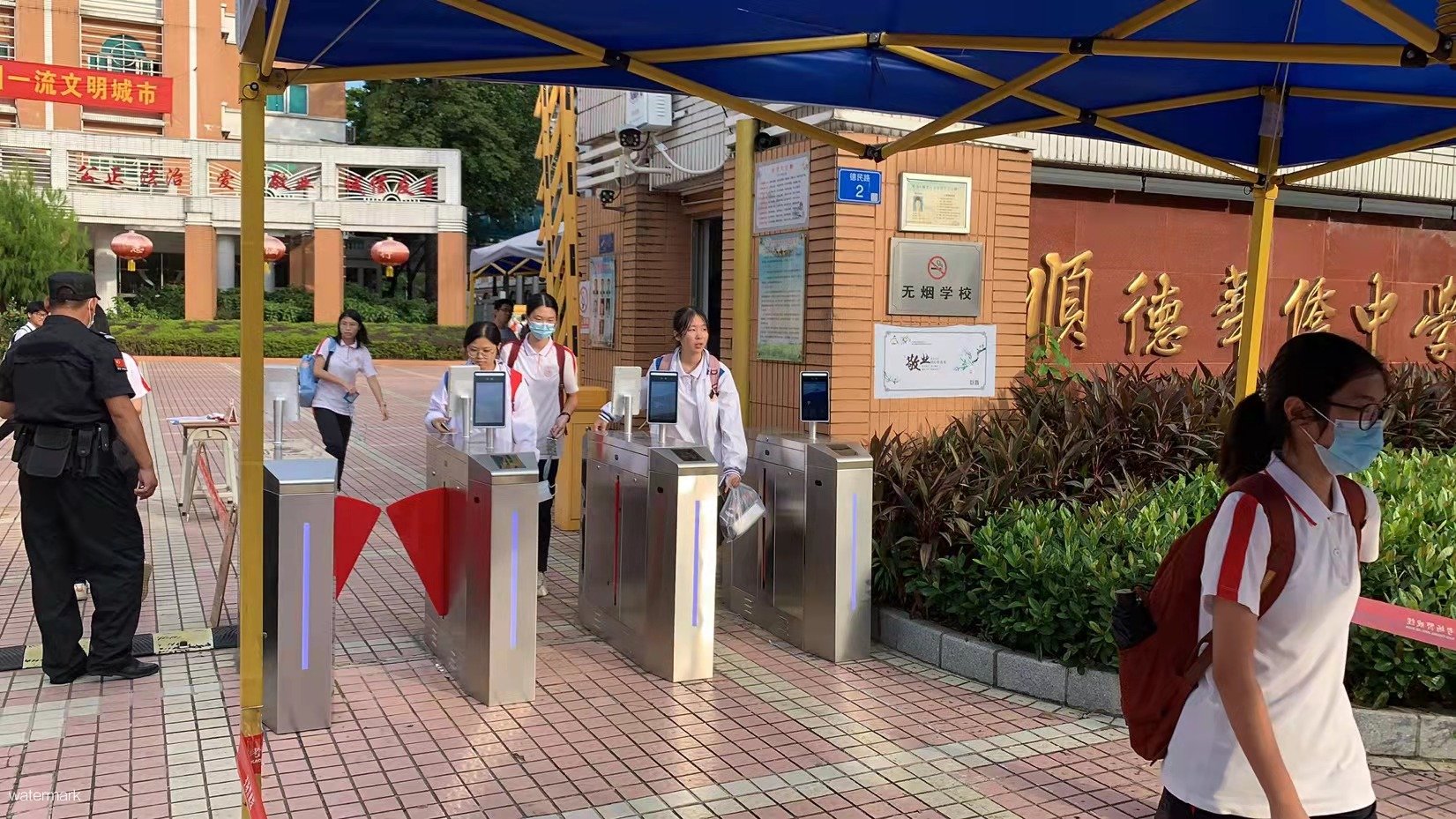 测温健康码人脸识别门禁闸机防疫考勤一体化解决