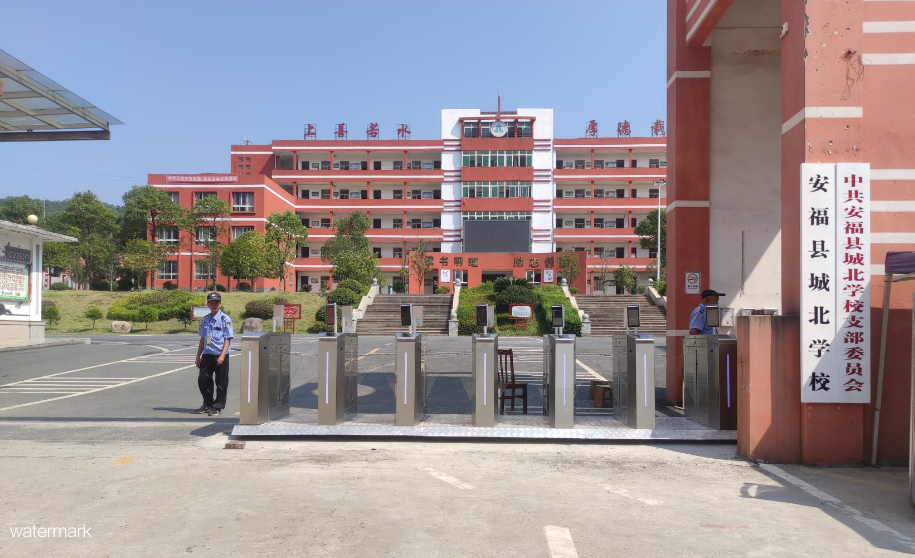 校园出入口人脸刷卡门禁闸机承载安全与便捷