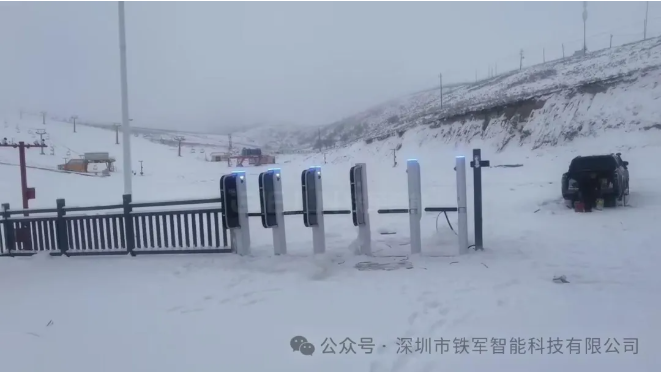 户外滑雪场人行通道闸刷卡加人脸识别检票闸机的安装步骤