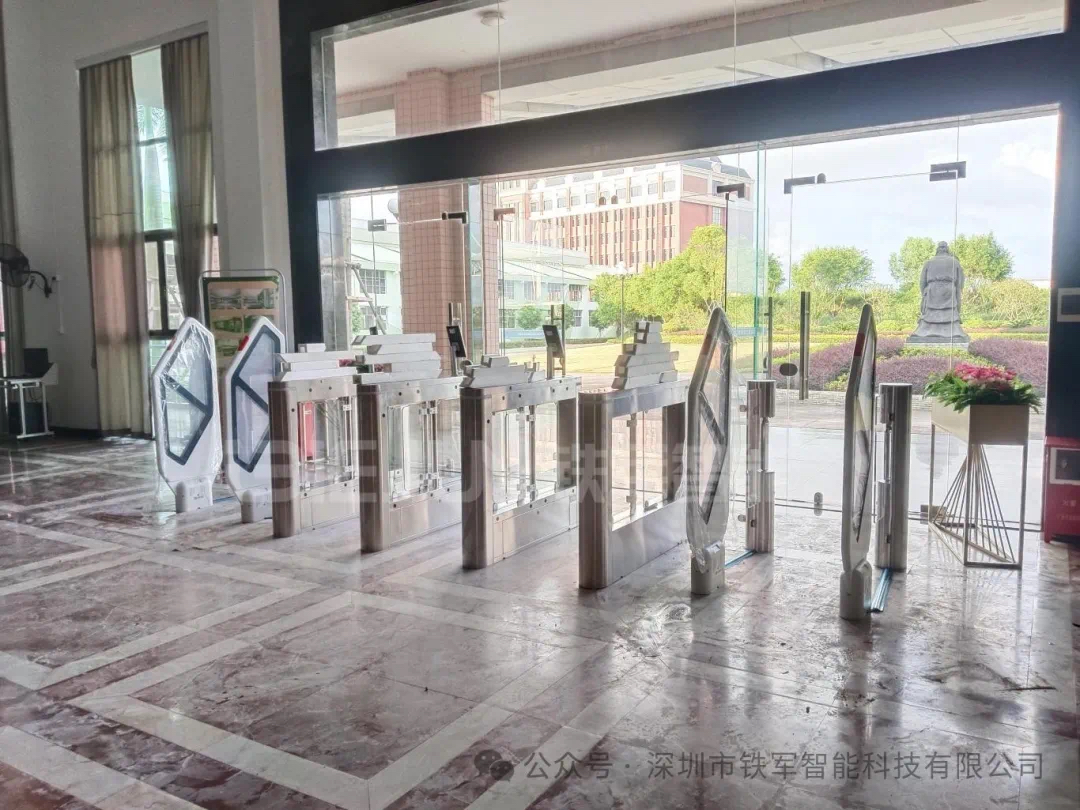暴雨不惧、极寒无忧：铁军智能大学人行通道闸机的环境适应性突破