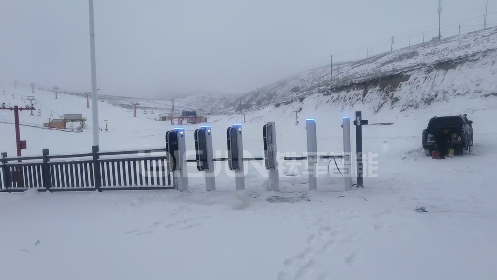 滑雪场通道闸机厂家哪个好？——铁军智能：专业定制，品质保障