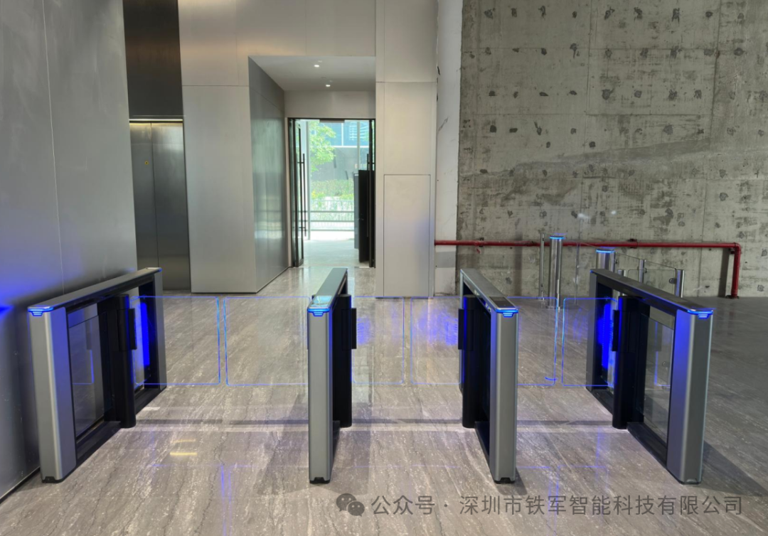 办公楼闸机早高峰拥堵怎么办？伺服速通门0.3秒识别，千人通勤无压力